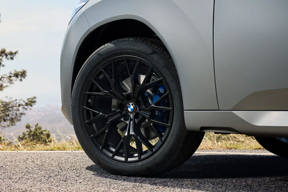  20-calowa obręcz koła ze stopów lekkich M Performance Y Spoke 911 M w matowym kolorze Jet Black. 